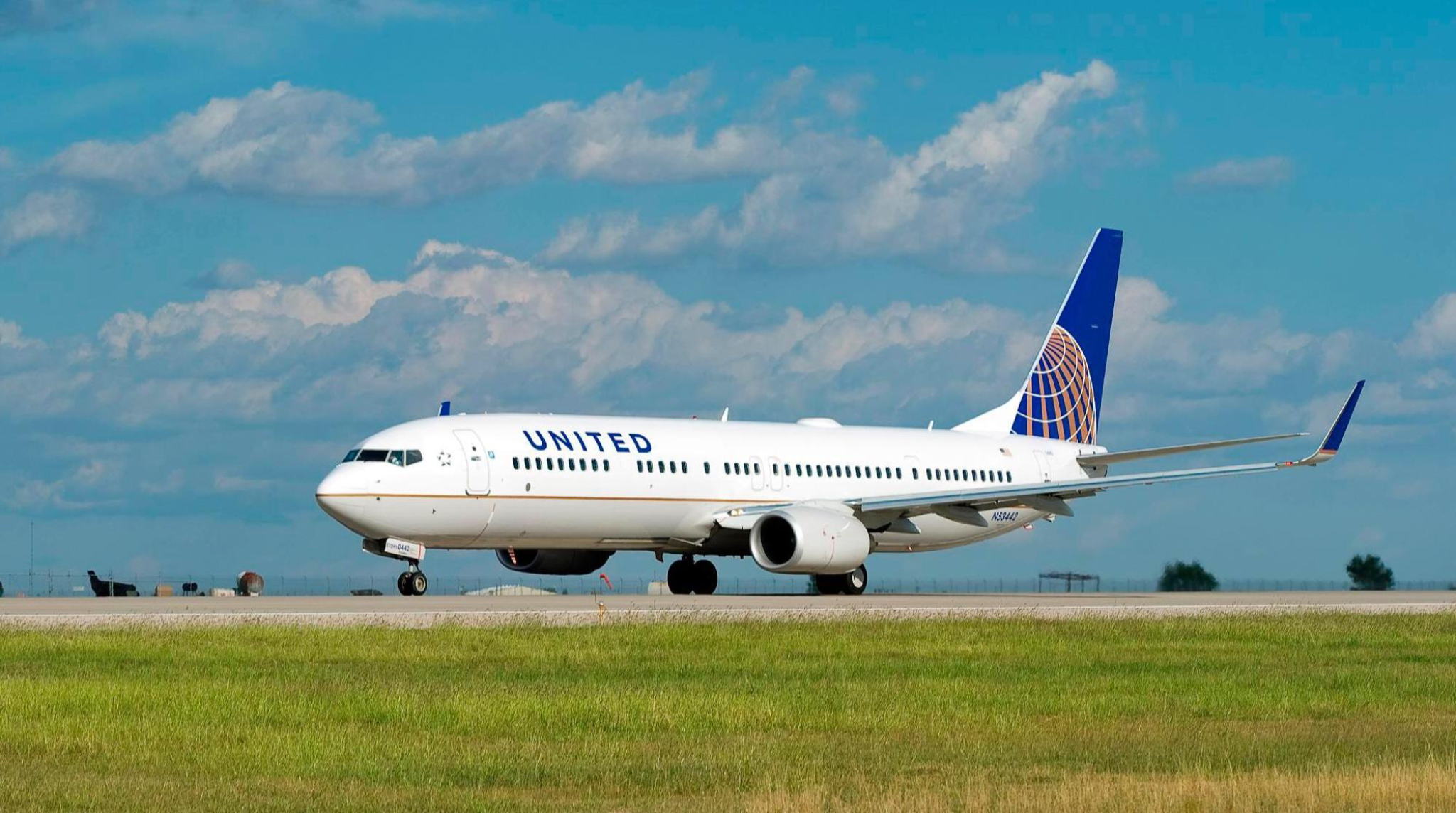UA 737 (United Airlines).jpg