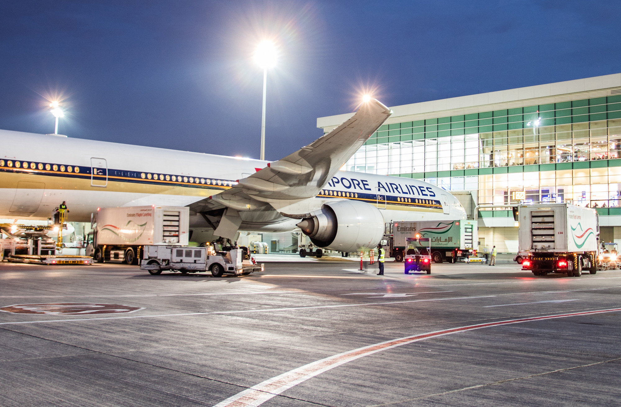 SQ 77W DXB Nose (Dubai Airports)