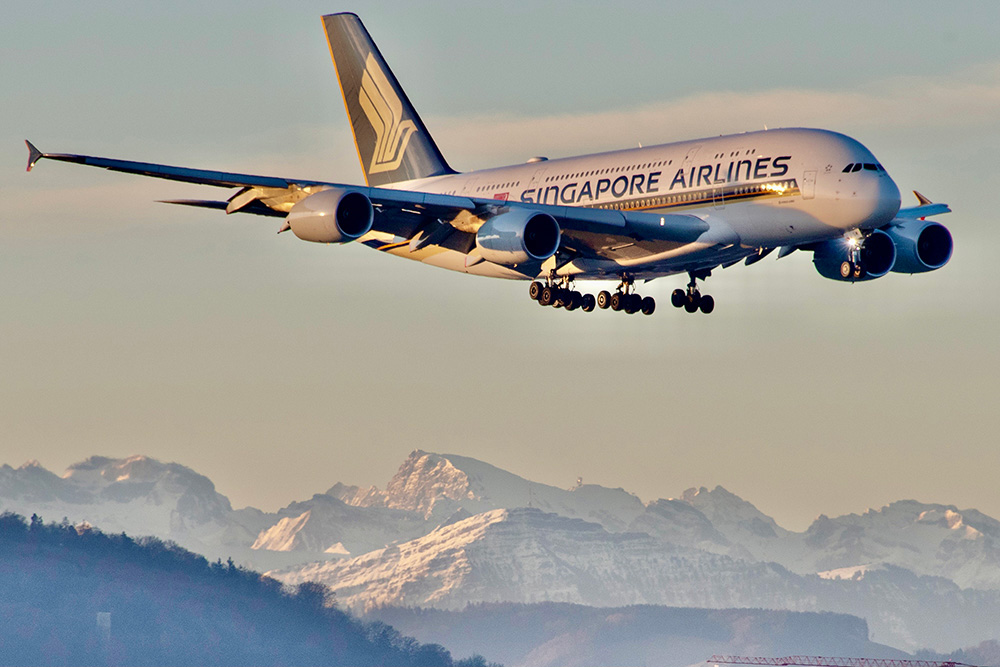 This image has an empty alt attribute; its file name is SQ-A380-Landing-ZRH-2-Small-Aero-Icarus-1.jpg