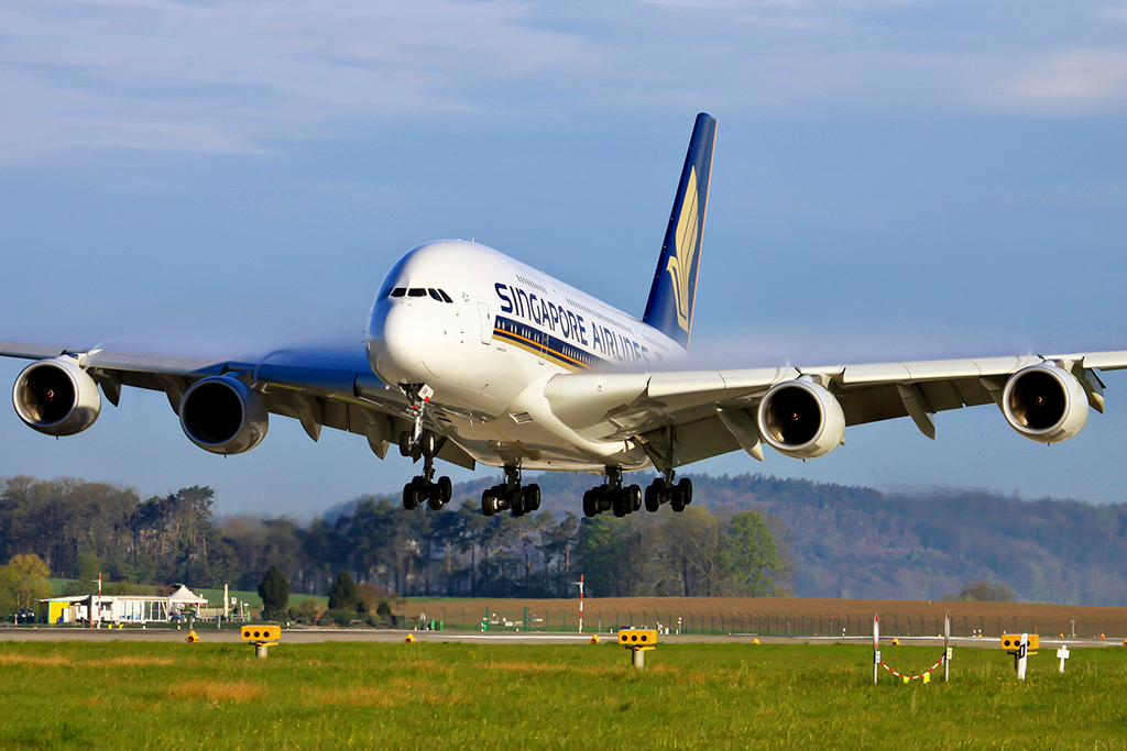 This image has an empty alt attribute; its file name is SQ-A380-Zurich-Landing-3-Small-Mike-Fuchslocher-SS.jpg